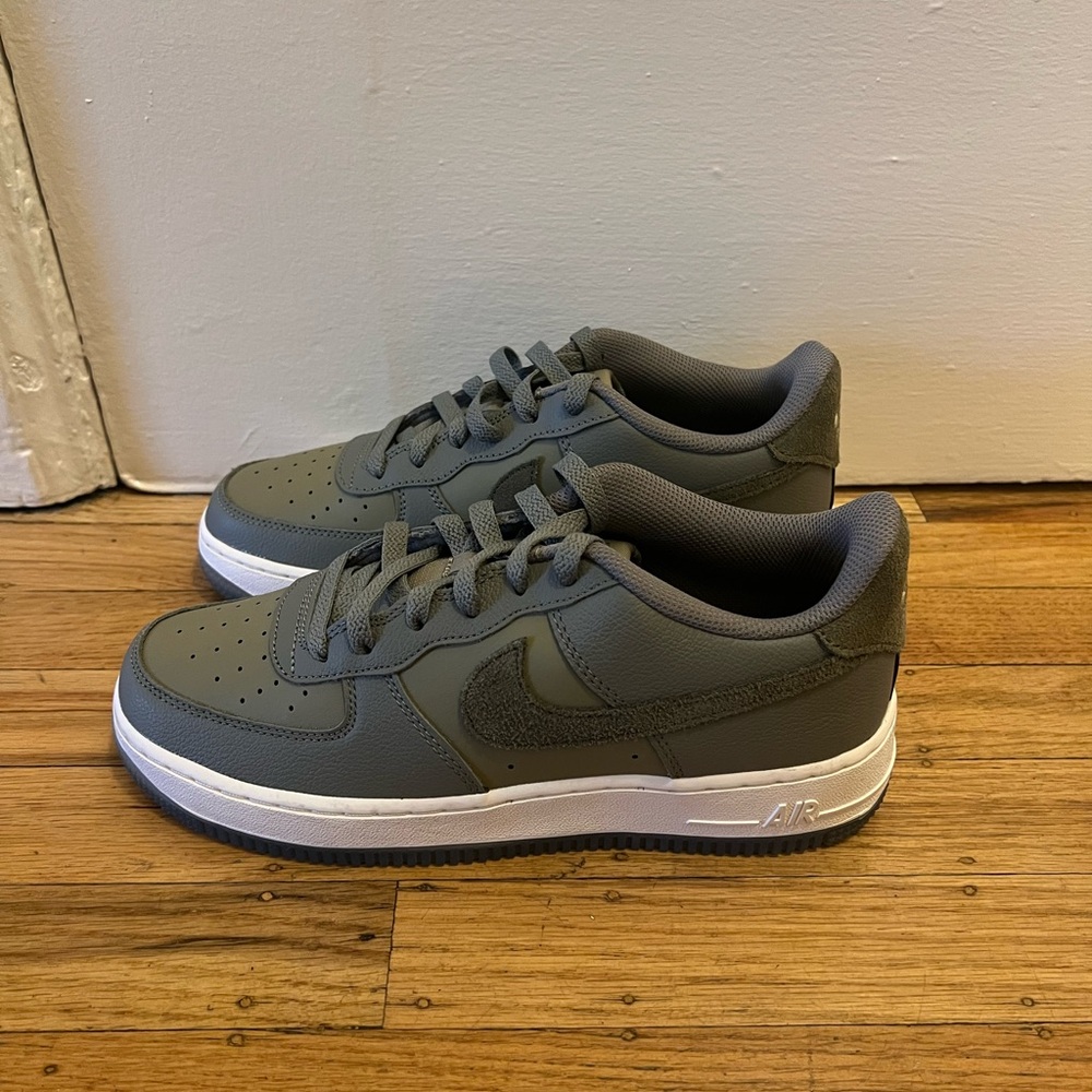 Nike Youth Air Force 1 Low Casual Shoe - Olive Green - Size 6.5Y OR 8.5W - Picture 3 of 7